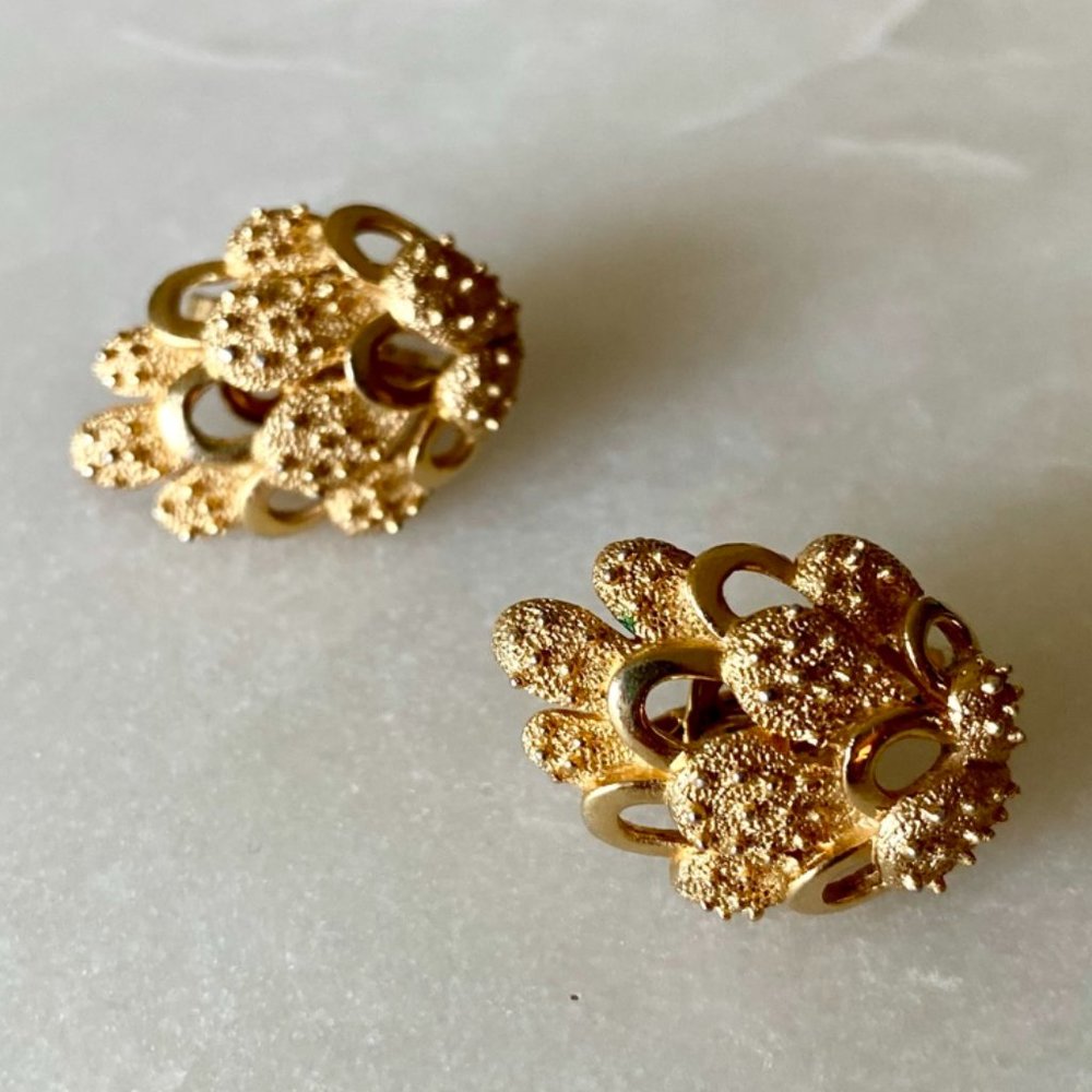 Trifari Gold Tone Feather Shaped Gold Toned Clip On Earrings